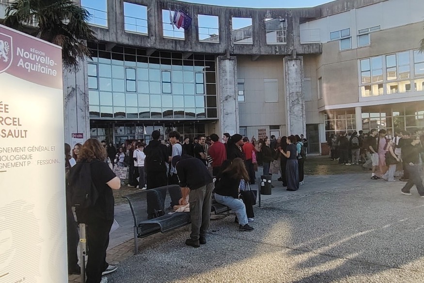 Rochefort : mobilisations devant les lycées Merleau-Ponty et Dassault